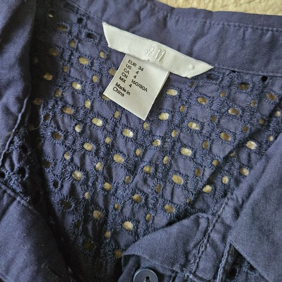 Eyelet lace collared sleeveless button-down blouse - Picture 10 of 12